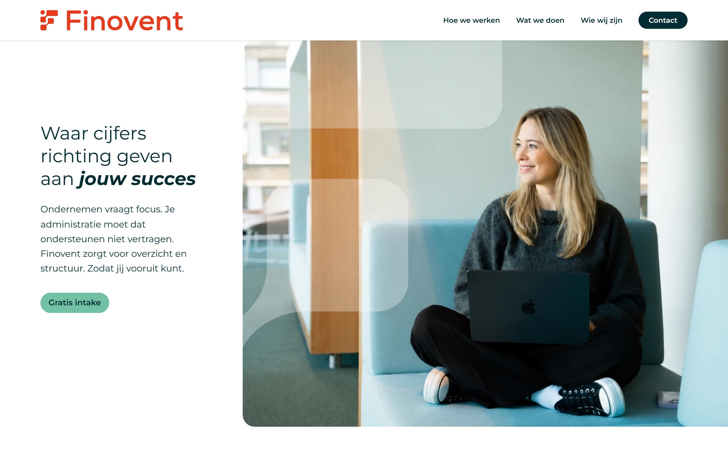 The opening screen on desktop: the headline "Waar cijfers richting geven aan jouw succes" (where numbers give direction to your success), a short intro and a button for a free intake, next to a photo in Finovent's rounded brand shapes.