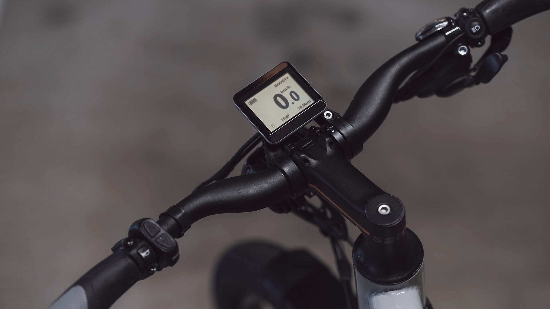 A close-up of the handlebar and the bike's display.