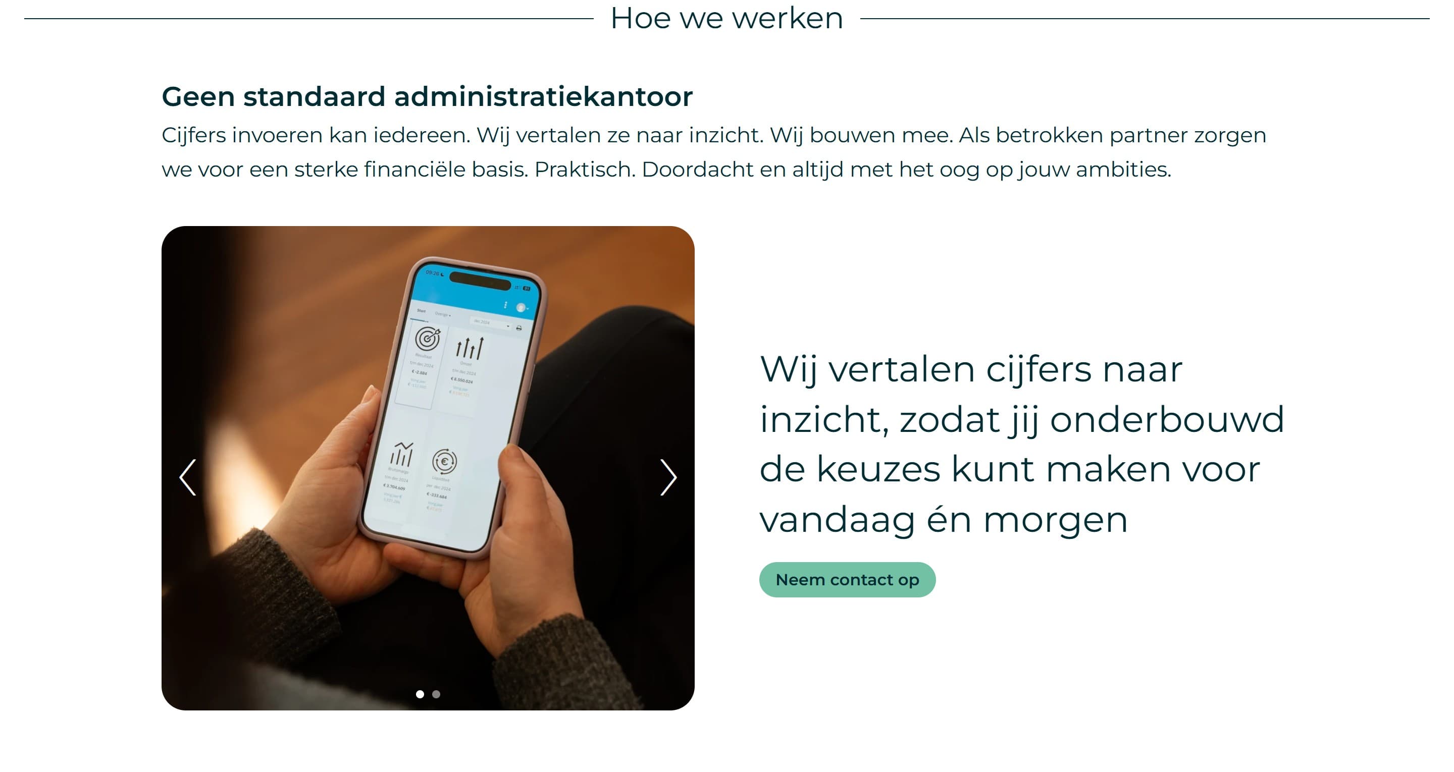 The "Hoe we werken" (how we work) section: a photo carousel that advances on its own, with arrows and dots to browse, next to a large statement and a contact button.